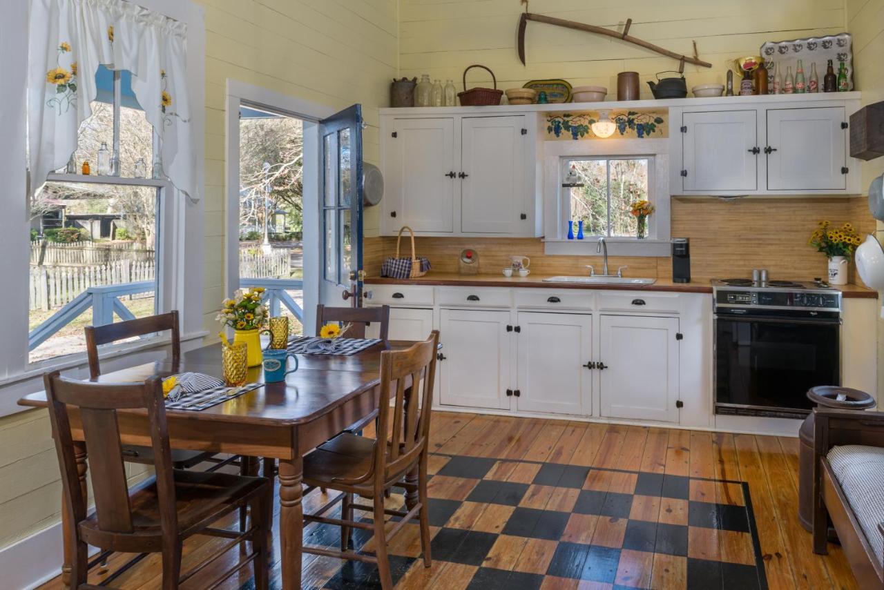 Maison D'Memoire Bed & Breakfast Cottages Rayne 外观 照片